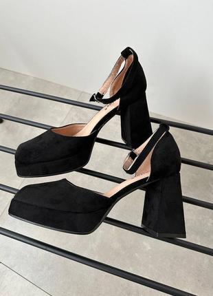 Чорні туфлі на широкому каблучці