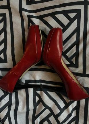 Кожаные красные туфли на каблуке2 фото