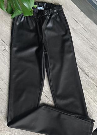 Кружевные кожаные брюки с разрезом