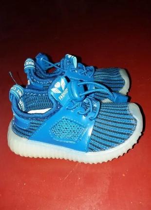 Кросівки,підошва світиться!