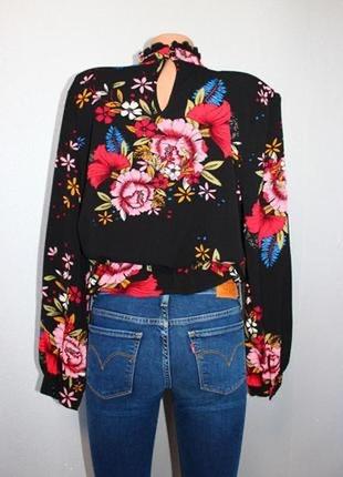 Стильная нарядная черная блуза под горло в крупные цветы с-м3 фото
