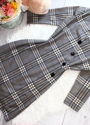 Стильное серое стрейчевое клетчатое платье -пиджак на пуговицах м