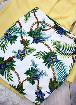 Стильная белая фактурная юбка в цветочный, тропический принт s-m