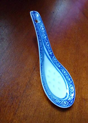 Китайская сине-белая фарфоровая ложка с узором из прозрачных рисовых зёрен1 фото