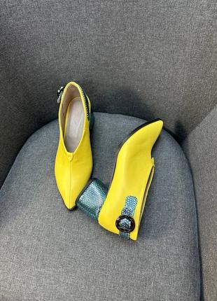Жовті шкіряні ботильони туфлі на зручному каблуку4 фото