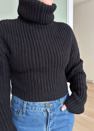 В'язаний укорочений чорний светр