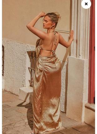 Очаровательное эффектное золотистое вечернее платье с открытой спиной с драпировкой по бедрам3 фото