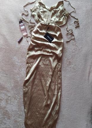 Очаровательное эффектное золотистое вечернее платье с открытой спиной с драпировкой по бедрам7 фото