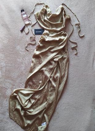 Очаровательное эффектное золотистое вечернее платье с открытой спиной с драпировкой по бедрам5 фото