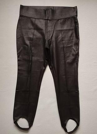 Бесподобные плотные брюки леггинсы со штрипками в змеиный принт батал next