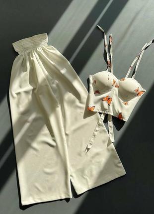 Женский невероятный стильный легкий летний костюм белые брюки с белым топом с оранжевыми бабочками.2 фото