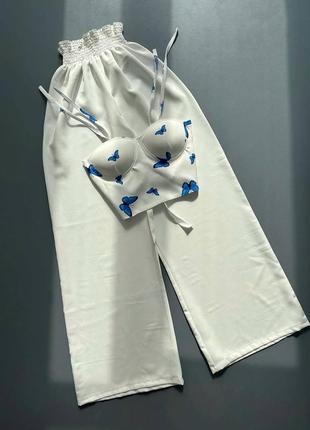 Женский невероятный стильный легкий летний костюм белые брюки с белым топом с синими бабочками