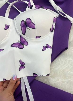Женский невероятный стильный легкий летний костюм фиолетовые брюки с белым топом бабочками.4 фото