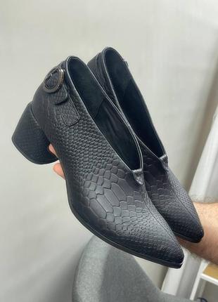 Черные кожаные ботильоны туфли из натуральной кожи с тиснением под рептилию