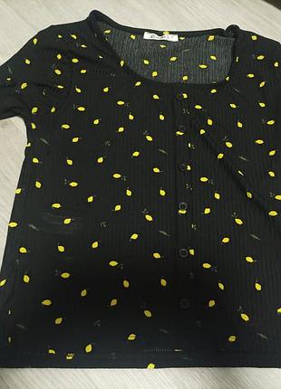Черная футболка с лимонами