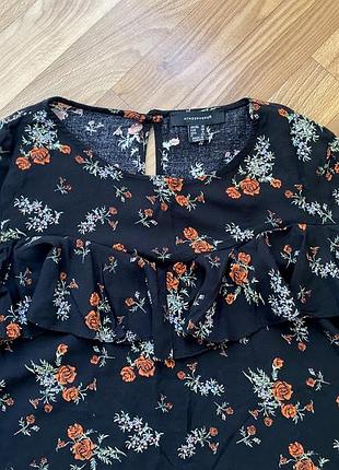 Блуза в цветочный принт с воланом