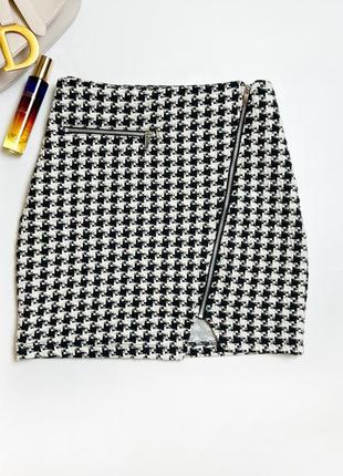 Приталенная короткая юбка в гусиную лапку со стильным замочком