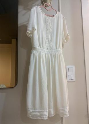 Молочное платье средней длины