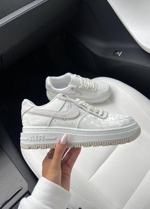 Красивейшие женские кроссовки nike air force 1 luxe summit white camo белые8 фото