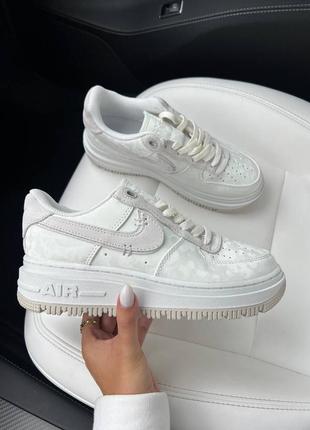 Красивейшие женские кроссовки nike air force 1 luxe summit white camo белые1 фото