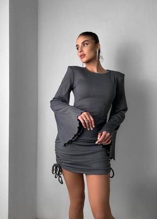 Игривое и обольстительное серое стильное облегающее трендовое платье в рубчик на затяжках с большими