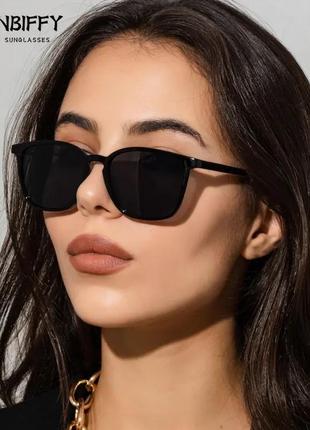 Классические черные солнцезащитные очки прямоугольные в пластиковой оправе