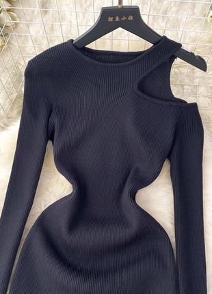 Женское базовое черное платье из трикотажа в рубчик с длинным рукавом2 фото