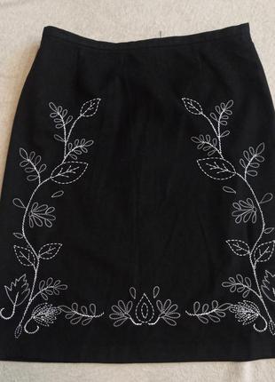 Якісна спідниця з гарною вишивкою  george