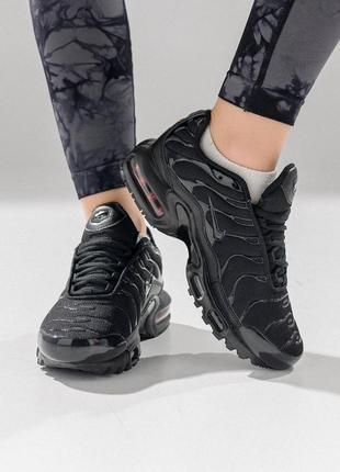 Женские кроссовки nike air max plus triple all black