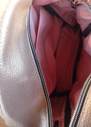 Стильный женский модный рюкзак золотистого цвета.4 фото