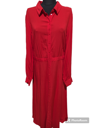Длинное красное платье из вискозы на пуговицах