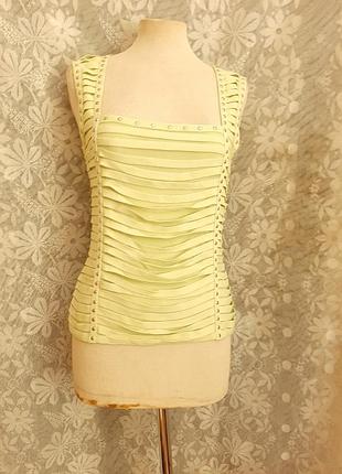 Салатового цвета трикотажная маечка,