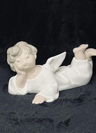Фарфоровая статуэтка мальчик ангел lladro