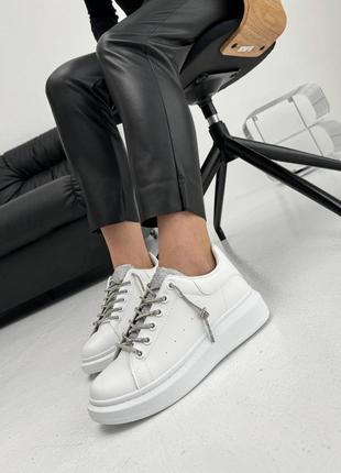 Белые женские кроссовки кеды с серебряными шнурками5 фото