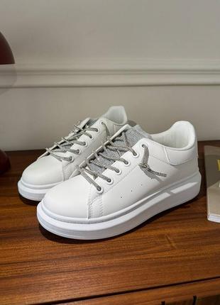 Белые женские кроссовки кеды с серебряными шнурками6 фото