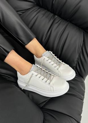 Белые женские кроссовки кеды с серебряными шнурками10 фото