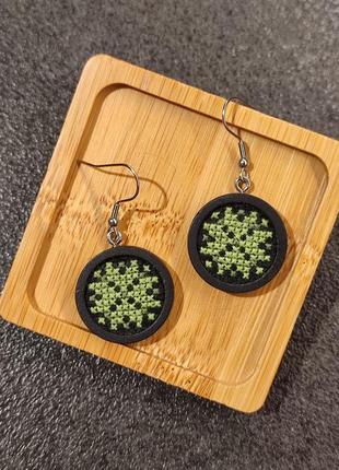 Серьги. ручная работа. косой крестик. диаметр 20 мм.