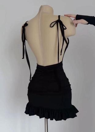 Платье короткое черное однотонное на брителях приталено с открытой спиной качественная стильная трендовая с открытой спинкой