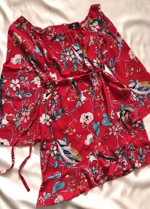 Короткое яркое платье с клешенным рукавом