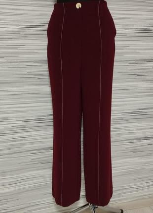 Широкие бордовые брюки с карманами и контрастной окантовкой8 фото