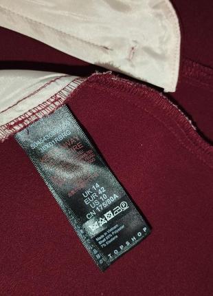 Широкие бордовые брюки с карманами и контрастной окантовкой10 фото