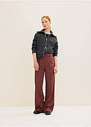 Широкие бордовые брюки с карманами и контрастной окантовкой1 фото