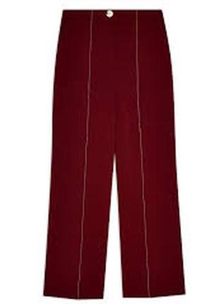 Широкие бордовые брюки с карманами и контрастной окантовкой2 фото
