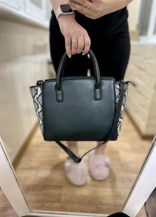 Сумка жіноча чорна зі зміїним принтом sinsay