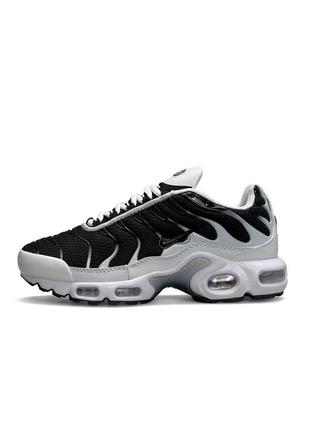 Nike air max plus triple white black