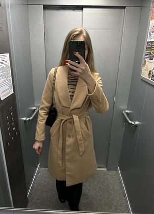 Стильное теплое бежевое пальто размер xs-s тренч на подкладке с поясом