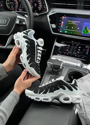 Nike air max plus triple white black