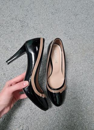 Шкіряні лакові туфлі на каблуках sagan