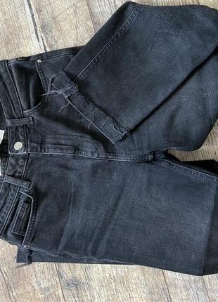 Чёрно- серые джинсы на высокую талию1 фото