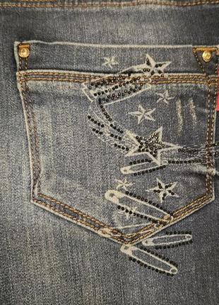 Стильные джинсы на бедра 130-1403 фото
